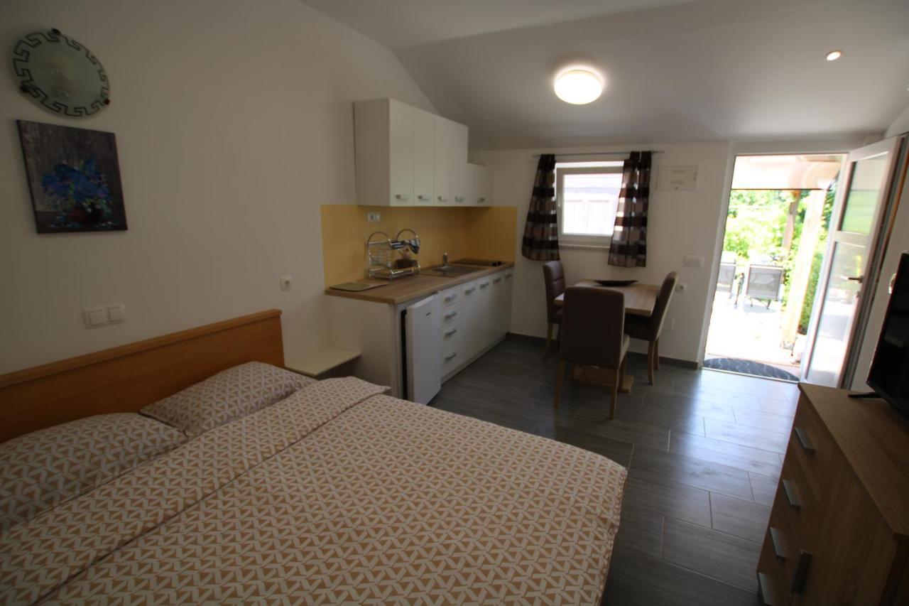 Apartments Green Garden Labinci Room photo